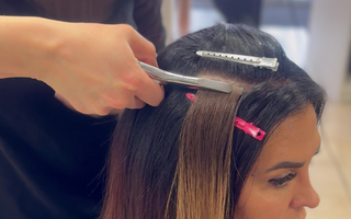 Tape Extensions anbringen: So gelingt die perfekte Haarverlängerung